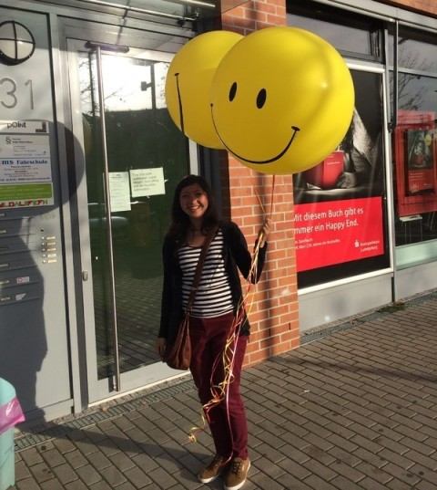 Vor dem Eingang der Fahrschule in der John-F.-Kennedy-Allee 31 mit zwei gelben Smiley-Luftballons