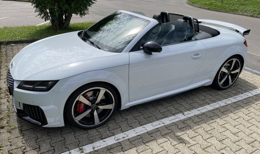 Der weiße Audi TT RS Roadster von Tom's Fahrschule mit offenem Dach