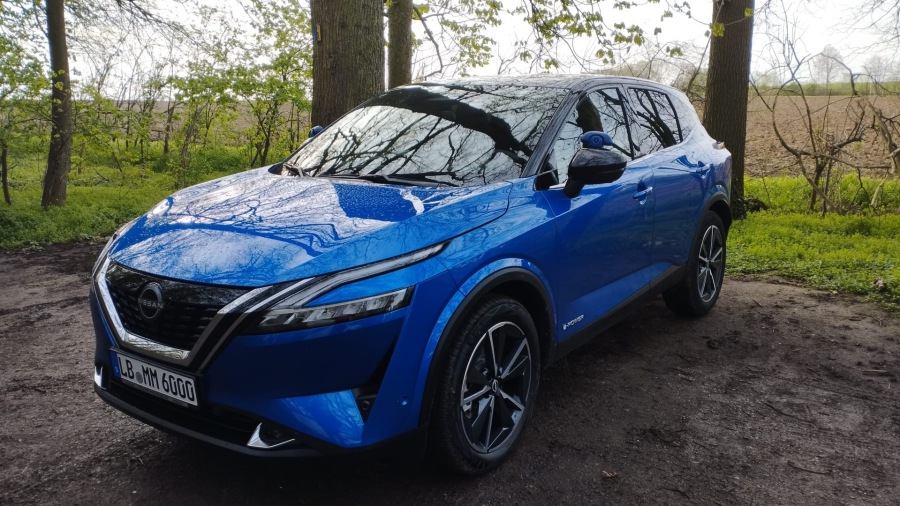 Blauer Nissan Qashqai am Waldrand