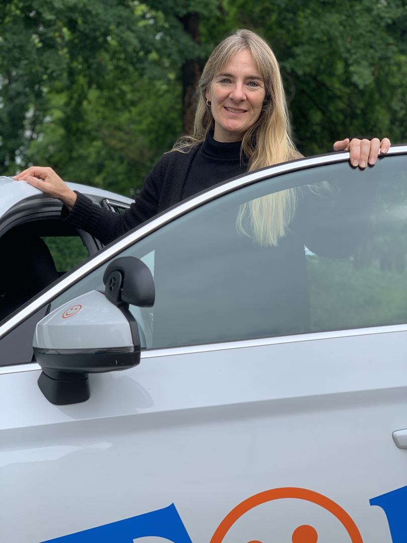 Gabi – Fahrlehrerin und Ausbildungsfahrlehrerin, am Fahrschulauto