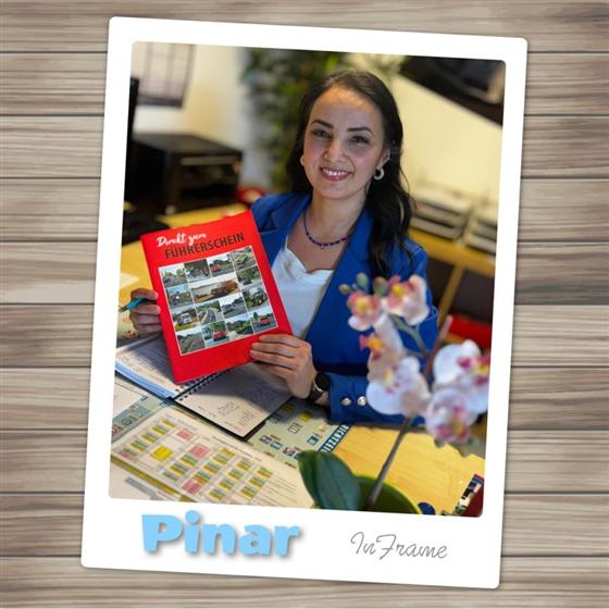 Pinar aus dem Büro, mit einer Broschüre zum Führerschein